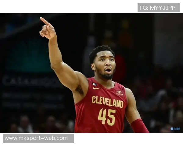 米切尔半场三分火力全开5投5中轻松拿下15分助球队争胜