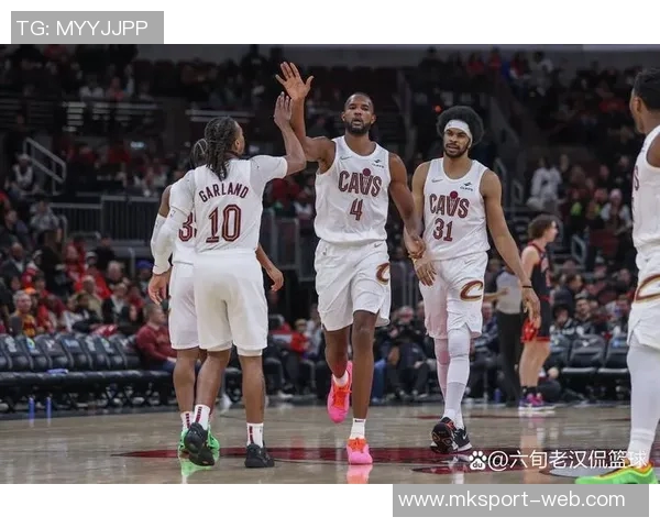 老队友重聚骑士公牛赛前米切尔阿伦与奥科罗亲切交谈回忆往昔