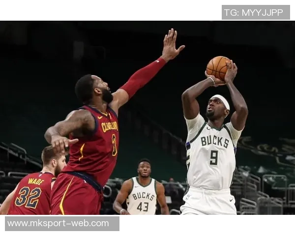 德拉蒙德半场高效发挥10分9篮板关键抢断与封盖助力球队表现出色 德拉蒙德半场高效发挥10分9篮板关键抢断与封盖助力球队表现出色