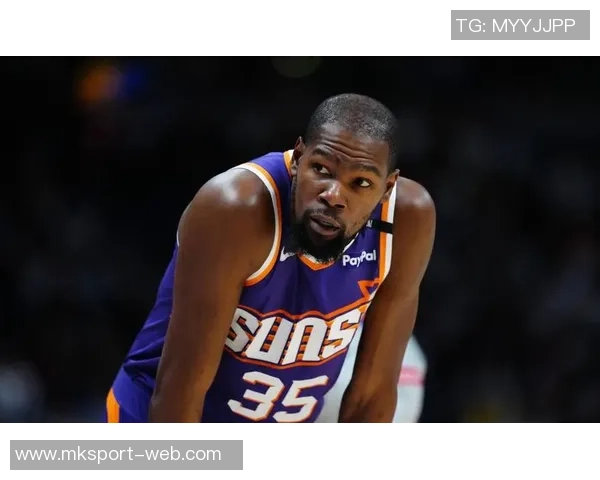 杜兰特与美女主持轻松互动分享快乐心情的背后故事 杜兰特与美女主持轻松互动分享快乐心情的背后故事